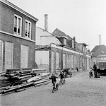 60402 Gezicht op de voorgevels van enkele panden in de Kolfstraat te Utrecht, tijdens de afbraak ten behoeve van de ...
